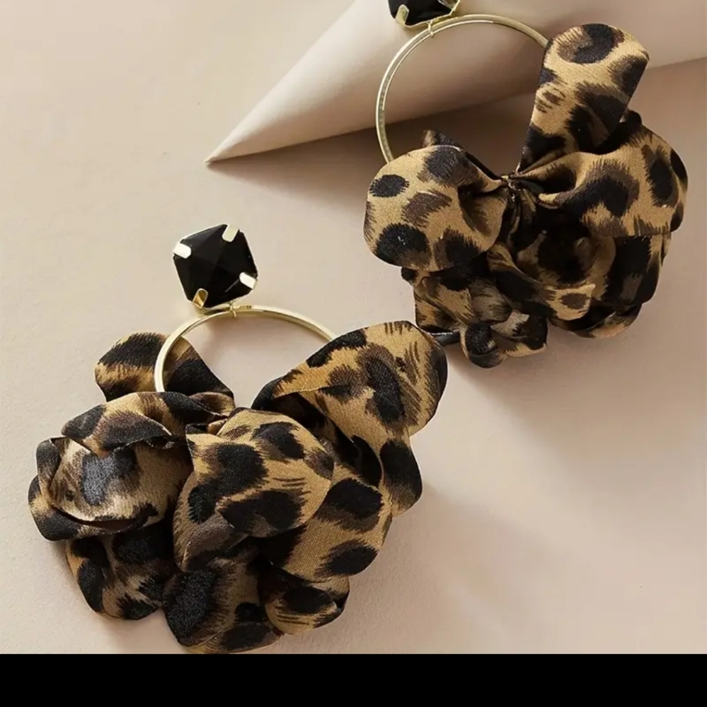 LEOPARD 🐆 EARRINGS - Picture 4 of 12